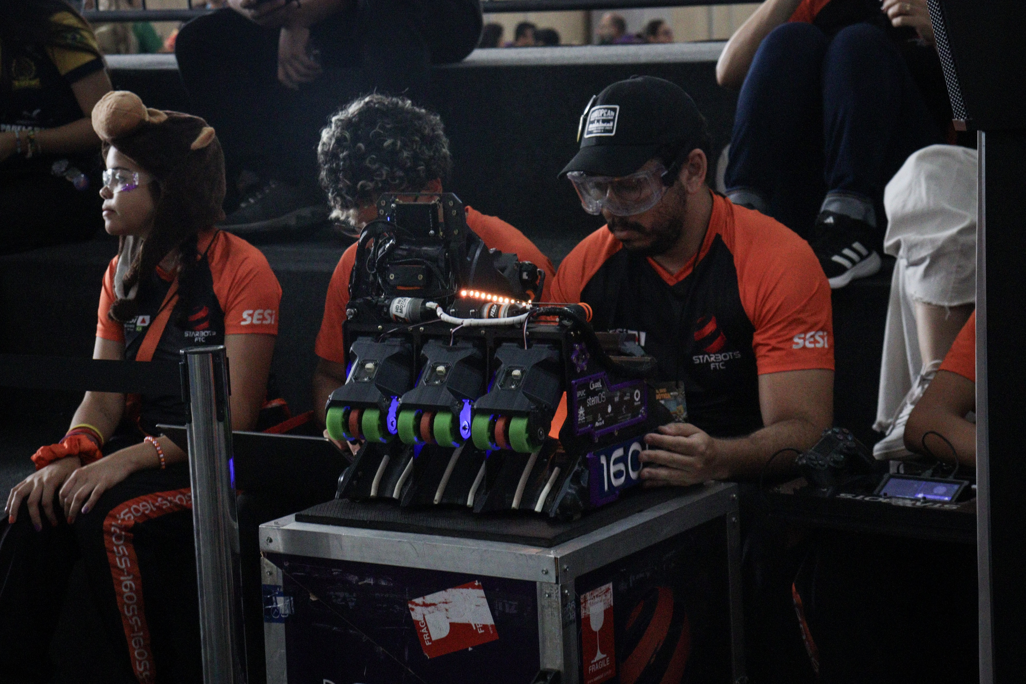 Equipe trabalhando em robótica