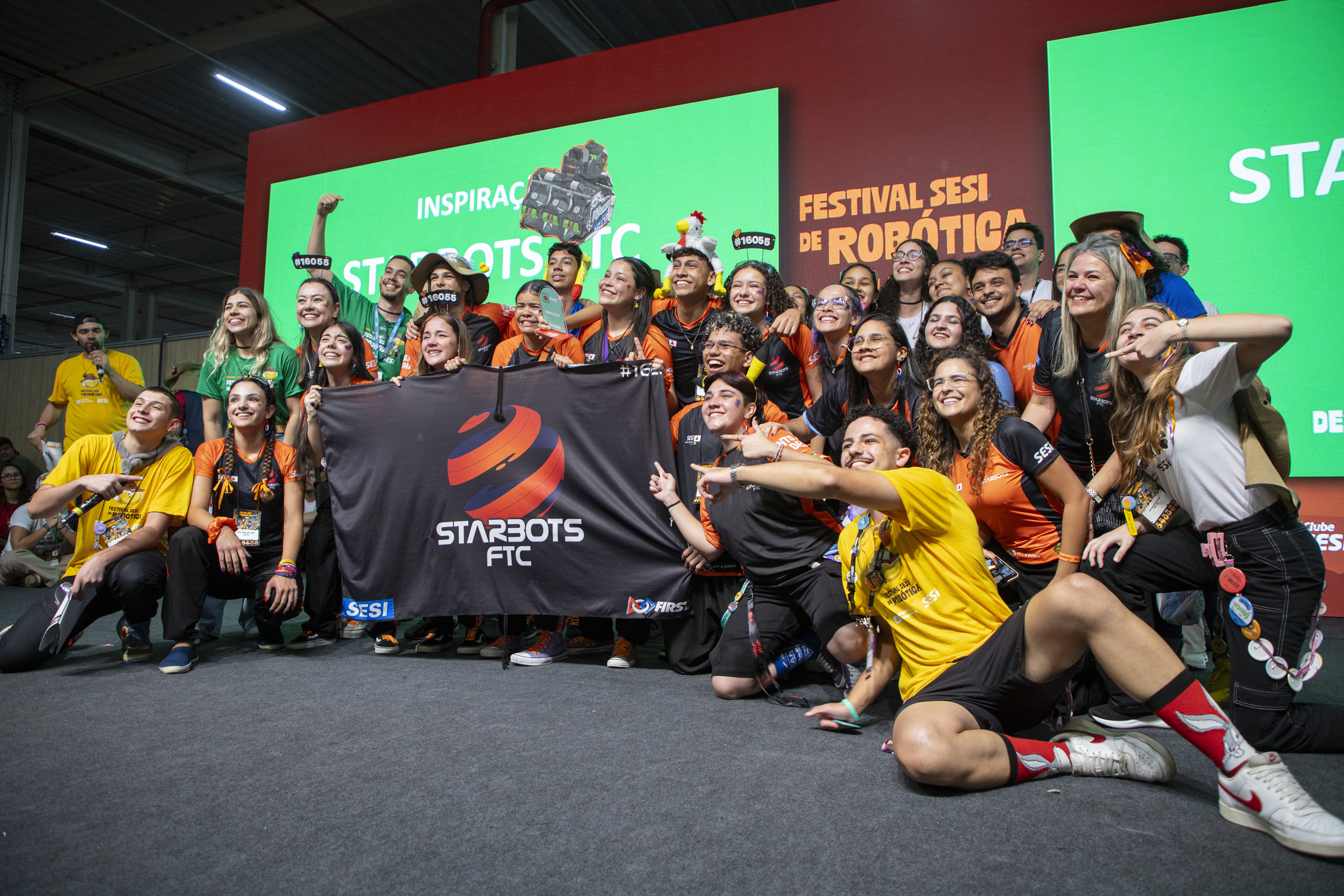 Equipe STARBOTS trabalhando juntos